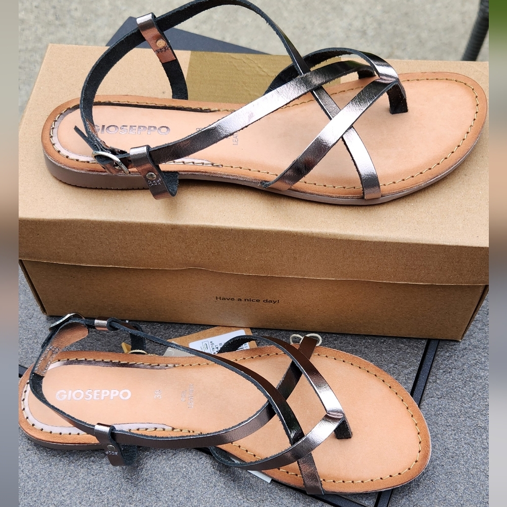 NEW!! Spanish brand GIOSEPPO silver strappy sandals in size 7.5